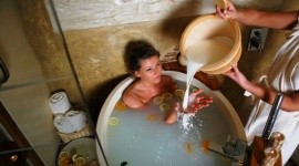 Domowe SPA – łazienka z wanną Ofuro Styl życia, LIFESTYLE - Połączenie łazienki z sypialnią to modne rozwiązanie architektoniczne. Sprawia, że sypialnia przestaje być jedynie miejscem do spania, a staje się przestrzenią relaksu i odpoczynku. Natomiast łazienka z wygodną głęboką wanną Ofuro zmienia się w pokój kąpielowy.