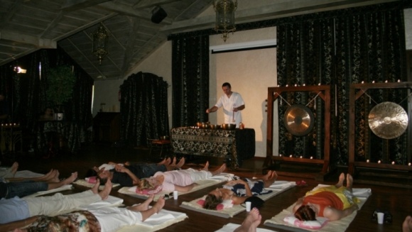 Terapie energetyczne w Manor House SPA – w Nowy Rok z nową energią Styl życia, LIFESTYLE - Zbliża się kolejny Nowy Rok. Aby przywitać go w pełni szczęśliwym, dobrze byłoby odstresować się, wyciszyć i nabrać nowej pozytywnej energii. Zabiegi i terapie energetyczne, takie jak masaże, medytacje, a także nastrojowe koncerty na Gongi Tybetańskie czekają w Manor House SPA