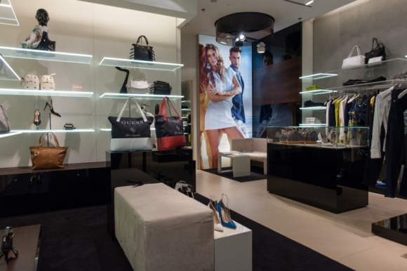 Otwarcie nowego butiku Marciano Guess Styl życia, LIFESTYLE - Za projekt wykonawczy butiku i nadzór nad pracami wykończeniowymi odpowiadała firma OTOMI store design lab.
