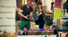 5 trendów w polskich miastach Styl życia, LIFESTYLE - Polacy wyszli na ulice! Kupują napoje z myślą o tym, by wypić je w drodze, zaopatrują się w ekologiczne produkty na straganach, a w weekendy nawet śniadania jedzą na targach, by potem pójść na festyn lub poszukać klimatycznej knajpki bez sieciowego szyldu.