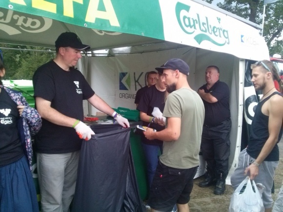 Letnie EKO akcje Carlsberg Polska - 4 tony zebranych opakowań Styl życia, LIFESTYLE - Firma Carlsberg Polska zorganizowała tego lata już po raz piąty EKO akcję pod hasłem „Daj śmieciom kosza”, podczas której promowała ekologiczną postawę wobec środowiska.