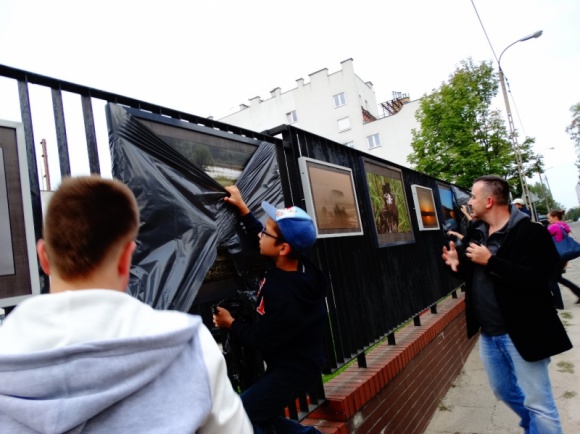 Jubileuszowa „Galeria na płocie” otwarta Styl życia, LIFESTYLE - Ulica Fabryczna znów zmieniła oblicze – z leśnych ostępów przeniosła nas na malownicze rozlewiska Biebrzy i Narwi. Zespół Szkół Społecznych STO po raz dziesiąty przygotował niezwykłą wystawę fotografii.
