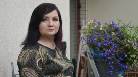 Ewa Gogolewska-Domagała - optymistka z wyboru Styl życia, LIFESTYLE - Przez wiele lat występowała jako piosenkarka. Los sprawił jednak, że ona, zawsze w biegu, w końcu musiała przestawić się na osiadły styl życia. Tyle że bezczynność nie jest dla niej, dlatego ostatnio dwukrotnie się przeprowadziła, a pasję muzyczną zamieniła na literacką.