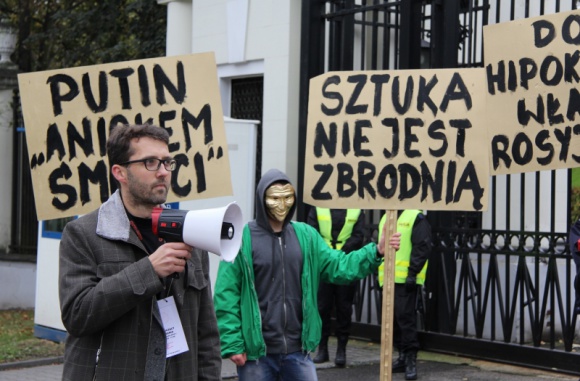 Polski artysta w obronie rosyjskiej sztuki i wolności słowa! Styl życia, LIFESTYLE - W proteście przeciwko hipokryzji władz Rosji oraz braku swobody wypowiedzi rosyjskiego środowiska kultury i sztuki, polski artysta Artur Kaliński namalował obraz „Anioł Śmierci” i przekazał go osobiście przedstawicielowi ambasady rosyjskiej w Polsce.