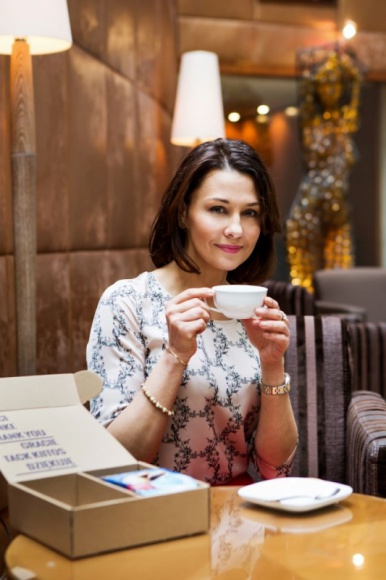 Moje dzieciństwo z paczkami z Niemiec Styl życia, LIFESTYLE - Anna Popek, znana dziennikarka i prezenterka telewizyjna jest ambasadorką akcji „Prima – Paczki Wdzięczności”. W ramach akcji podzieliła się swoją historią związaną z tematem paczek otrzymywanych w latach 80-tych.