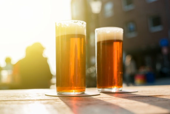 Piwo na upał. Dowiedz się co wybrać Styl życia, LIFESTYLE - Jakie piwo najlepiej orzeźwia? Lagery, pszeniczne, a może Kölsch? Dowiesz się też, dlaczego piwo nie może być za zimne i w jakiej temperaturze jest najlepsze.