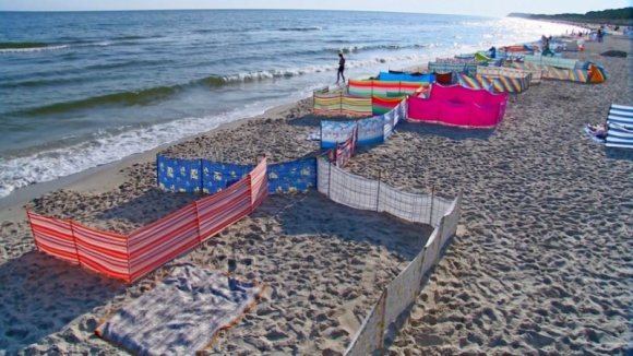 Leżing, plażing, smażing i… parawaning Styl życia, LIFESTYLE - Gorące temperatury sprzyjają wylegiwaniu się na plaży. Jednak polskie morze i wybrzeże zalewa nowy zwyczaj - parawaning. „PRESS-SERVICE Monitoring Mediów” sprawdził, co oznacza ten termin i jak bardzo jest popularny w social media.