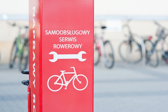Wola Park przyjazny rowerzystom Styl życia, LIFESTYLE - Wiosna w pełni - najwyższy czas rozpocząć sezon rowerowy. Wola Park przypomina o ścieżkach rowerowych w dzielnicy, parku idealnym do relaksu i udogodnieniach dla cyklistów - dozorowanym parkingu oraz samoobsługowej stacji naprawy.