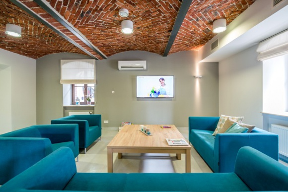 Rozwój sieci centrów seniora w Polsce - pierwsze Angel Care już działa Styl życia, LIFESTYLE - Centrum seniora Angel Care we Wrocławiu już działa. To pierwszy punkt na mapie sieci 10 centrów, które w ciągu pięciu lat powstaną w Polsce. Budowa kolejnych ośrodków pochłonie ok. 500 milionów złotych. Jak funkcjonuje innowacyjny model opieki nad seniorami?