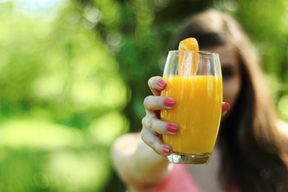 Dieta nastolatków. Co warto o niej wiedzieć? Styl życia, LIFESTYLE - Liczba nastolatków zmagających się z nadwagą lub otyłością zmniejsza się wraz z wiekiem–im są starsi, tym rzadziej dotyka ich ten problem. Jest wiele aspektów sposobu żywienia młodzieży, które trzeba dopracować. Czego brakuje w ich diecie i gdzie można znaleźć te składniki?