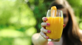 Dieta nastolatków. Co warto o niej wiedzieć? Styl życia, LIFESTYLE - Liczba nastolatków zmagających się z nadwagą lub otyłością zmniejsza się wraz z wiekiem–im są starsi, tym rzadziej dotyka ich ten problem. Jest wiele aspektów sposobu żywienia młodzieży, które trzeba dopracować. Czego brakuje w ich diecie i gdzie można znaleźć te składniki?