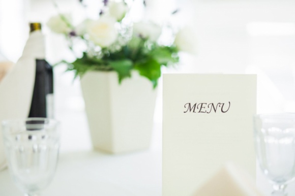 Weselne menu - jak uraczyć gości i uniknąć błędów? Styl życia, LIFESTYLE - Bez względu na to, czy obiekt, w którym organizujemy wesele, zapewnia catering, czy też musimy wynająć w tym celu osobną firmę, warto przestrzegać kilku wskazówek, by goście, którzy będą bawić się na naszym przyjęciu czuli się dopieszczeni pod względem kulinarnym.