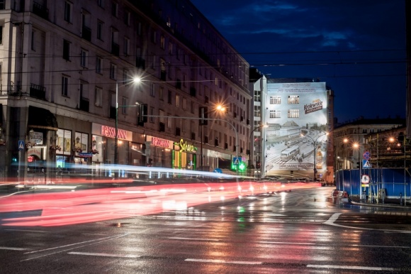 KRÓLEWSKIE NIEFILTROWANE INSPIRUJE POWSTANIE MURALU NA BRACKIEJ Styl życia, LIFESTYLE - Dzięki marce Królewskie Niefiltrowane pojawił się w Warszawie wyjątkowy mural. Na ścianie Domu Braci Jabłkowskich od strony ulicy Kruczej powstał ogromnych rozmiarów obraz, znany ze starych zdjęć – Trasę WZ widzianą z Placu Zamkowego.