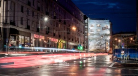 KRÓLEWSKIE NIEFILTROWANE INSPIRUJE POWSTANIE MURALU NA BRACKIEJ Styl życia, LIFESTYLE - Dzięki marce Królewskie Niefiltrowane pojawił się w Warszawie wyjątkowy mural. Na ścianie Domu Braci Jabłkowskich od strony ulicy Kruczej powstał ogromnych rozmiarów obraz, znany ze starych zdjęć – Trasę WZ widzianą z Placu Zamkowego.