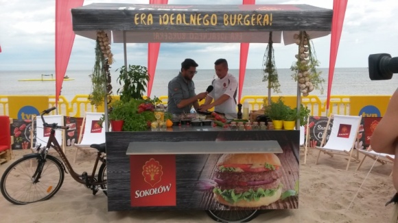 Plażowe menu od Sokołowa w Dziwnowie Styl życia, LIFESTYLE - Spędzasz wymarzony urlop w Dziwnowie? W najbliższy weekend na piękną, dziwnowską plażę zawita „Projekt Plaża” telewizji TVN, a wraz z nim partnerzy projektu. Wśród gości będzie Sokołów, który zaprasza do wspólnego gotowania na plaży.