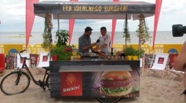 Plażowe menu od Sokołowa w Dziwnowie Styl życia, LIFESTYLE - Spędzasz wymarzony urlop w Dziwnowie? W najbliższy weekend na piękną, dziwnowską plażę zawita „Projekt Plaża” telewizji TVN, a wraz z nim partnerzy projektu. Wśród gości będzie Sokołów, który zaprasza do wspólnego gotowania na plaży.