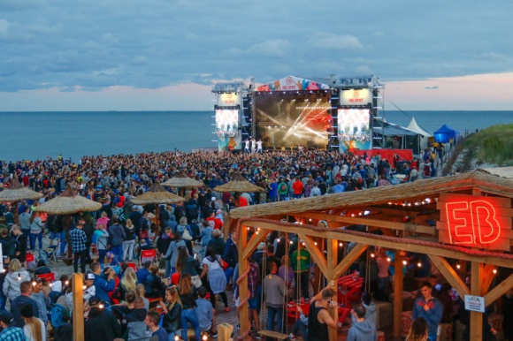 FINAŁ HEL SPOT – NAJWIĘKSZE BEACH PARTY W POLSCE! Styl życia, LIFESTYLE - Dwa dni koncertowego szaleństwa na plaży, kilkanaście gwiazd i tysiące ludzi tańczących na piasku - tak w miniony weekend zakończył się HEL SPOT sponsorowany przez markę EB. Sześć tygodni relaksu i imprez na Dużej Plaży w Helu, ukoronowała mega dawka muzycznych emocji.
