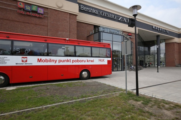 Oddaj krew, uratuj życie - okazja już w sobotę Styl życia, LIFESTYLE - Krew i jej składniki ratują życie tysięcy pacjentów. Nie można ich sztucznie wyprodukować, ani długo przechowywać, dlatego stale potrzebni są dawcy. Najbliższa zbiórka już w tę sobotę (27 sierpnia) w Magnolia Park od godz. 12.00 do 16.30.
