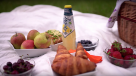 Wakacyjne patenty - nie tylko na wakacje Styl życia, LIFESTYLE - „Wakacyjne patenty” Sprytnych Babek – film prezentujący pomysły na lato z Warką Radler 0,0% - pomoże przedłużyć czas wakacyjnej beztroski. Film, w którym bezalkoholowa Warka Radler inspiruje do relaksu i aktywnego wypoczynku, ma już ponad 570 tysięcy wyświetleń na YouTube.