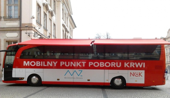 Oddaj krew, pomóż trzem osobom – już we wtorek Styl życia, LIFESTYLE - Regionalne Centrum Krwiodawstwa i Krwiolecznictwa w Wałbrzychu odczuwa niedobory krwi po okresie wakacyjnym. Pomóc będzie można w najbliższy wtorek, 27 września, w Nowym Rynku. Dla uczestników przygotowano konkursy z nagrodami.