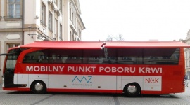 Oddaj krew, pomóż trzem osobom – już we wtorek Styl życia, LIFESTYLE - Regionalne Centrum Krwiodawstwa i Krwiolecznictwa w Wałbrzychu odczuwa niedobory krwi po okresie wakacyjnym. Pomóc będzie można w najbliższy wtorek, 27 września, w Nowym Rynku. Dla uczestników przygotowano konkursy z nagrodami.