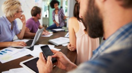 Telefoniczny savoir vivre Styl życia, LIFESTYLE - Większość z nas dziś nie wyobraża sobie życia bez telefonu. Służy nam on do komunikacji prywatnej i zawodowej, jest współczesnym centrum rozrywki, narzędziem pozyskiwania informacji czy organizerem.