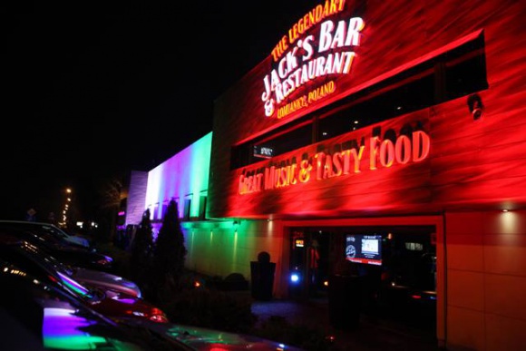 Klimatyczne miejsce na mapie Łomianek Styl życia, LIFESTYLE - Jack’s Bar and Restaurant to wyjątkowe miejsce na gastronomicznej i kulturalnej mapie Łomianek. Niezwykły wystrój nawiązujący do patrona tego miejsca - Jacka Danielsa w połączeniu z wyśmienitą kuchnią na długo zapada w pamięć.