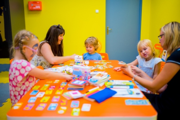 Nowe atrakcje dla małych odkrywców Styl życia, LIFESTYLE - Nowe miejsce i eksperymenty przygotowane dla dzieci przez animatorów z Uniwersytetu Rozwoju – już 8 października wraca Klub Odkrywców w Agorze Bytom. Zajęcia odbędą się co sobotę. Wstęp wolny.