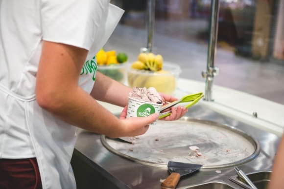 Lody tajskie na bytomskich językach Styl życia, LIFESTYLE - Takiego specjału jak dotąd nikt w Bytomiu nie serwował. Lokalny przedsiębiorca postanowił, że spróbuje swoich sił w przyrządzaniu lodów metodą tajską – tak zwanych rollsów. Lodziarnię Mr Rolls można znaleźć w Agorze Bytom.