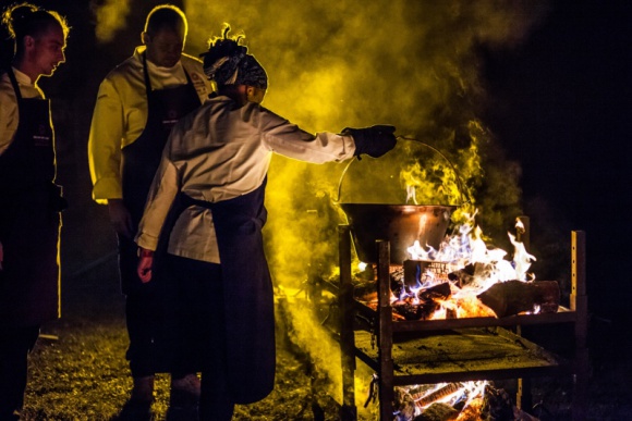 Kolacja z widokiem na góry Styl życia, LIFESTYLE - „Dinner with a view”, to cykl kolacji plenerowych połączonych z przygotowywaniem dań na żywym ogniu.