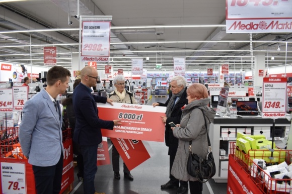 Głosowanie w akcji charytatywnej MEDIA MARKT zakończone Styl życia, LIFESTYLE - 8 000 złotych dla Szpitala Miejskiego w Żorach Zakończyło się głosowanie w akcji charytatywnej zorganizowanej przez Media Markt w Żorach. Decyzją mieszkańców miasta, sprzęt o wartości 8 000 złotych otrzyma Szpital Miejski – Oddział Pediatryczny.