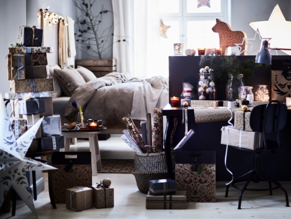 Przygotuj święta #poswojemu Kolekcja świąteczna IKEA 2016 Styl życia, LIFESTYLE - W święta najważniejsze są wspólne chwile spędzone z rodziną i przyjaciółmi. To wyjątkowy czas w roku, kiedy dzielimy się wszystkim co mamy – zaczynając od uśmiechu, poprzez potrawy, aż do szczęścia i miłości. Ale gdy nadchodzą, pojawia się przedświąteczna gorączka i bieganina.