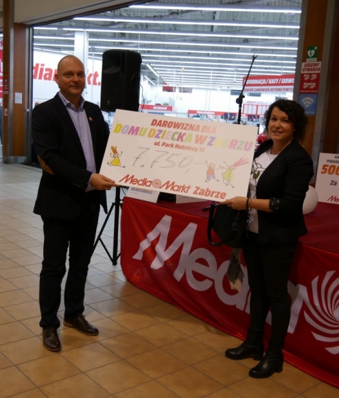 Media Markt wspiera Dom Dziecka w Zabrzu Styl życia, LIFESTYLE - Nowemu otwarciu sklepu Media Markt w Zabrzu towarzyszył bogaty program atrakcji dla klientów. Ważnym jego punktem była zorganizowana przez Media Markt aukcja, z której całkowity dochód w wysokości 7 750 zł, został przekazany Domowi Dziecka w Zabrzu.
