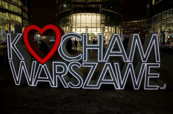Z miłości do Warszawy Styl życia, LIFESTYLE - 6 grudnia plac Europejski ozdobiła niezwykła instalacja – świetlny napis „Kocham Warszawę”. To jedna z nowych atrakcji placu, które firma Ghelamco przygotowała dla mieszkańców miasta z okazji Świąt