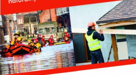 Pomoc ma moc – Castorama wspiera Polski Czerwony Krzyż Styl życia, LIFESTYLE - W najbliższą sobotę, we wszystkich sklepach Castorama w Polsce rozpocznie się zbiórka pieniędzy dla Grup Ratownictwa PCK. Zebrane środki zostaną przeznaczone na zakup sprzętu niezbędnego, by pomagać poszkodowanym w katastrofach naturalnych.