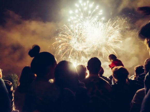 Sylwester w Jeleniej Górze? Tylko na Rynku! Styl życia, LIFESTYLE - Koncert zespołu Poparzeni Kawą Trzy, widowiskowe fajerwerki, tysiące uczestników. Przywitaj Nowy Rok z Nowym Rynkiem na największej imprezie w Jeleniej Górze. Początek o godz. 22.00 na Placu Ratuszowym. Wstęp wolny.