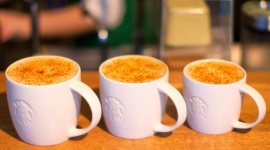 Creamy Caramel Latte – na słodki początek roku! Styl życia, LIFESTYLE - Miłośnicy karmelu mają powody do radości! Od teraz w ofercie Starbucks znajdą pyszną Creamy Caramel Latte. Kawa dostępna jest w kawiarniach w całej Polsce aż do 6 marca!*