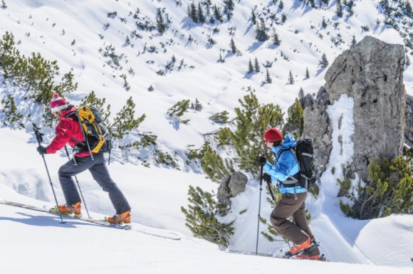 Skitouring – z jaką lampką na wyprawę? Styl życia, LIFESTYLE - Cudowne widoki, dziewicze tereny i uczucie odkrywania czegoś nowego – skitouring, czyli połączenie wędrówki po górach i zjazdu, wciąż zyskuje na popularności. Jakie oświetlenie wybrać, by wyprawa odbyła się bezpiecznie?