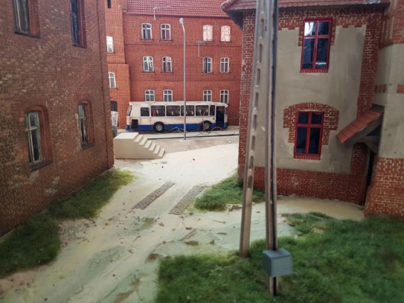 Pierwsza na świecie makieta z deszczem Styl życia, LIFESTYLE - Przerwa od szkoły, czy przedszkola może być czasem pełnym przygody. Na własne oczy będzie można przekonać się o tym w Europie Centralnej. W Kolejkowie na odkrycie czeka między innymi pierwsza na świecie makieta z padającym deszczem
