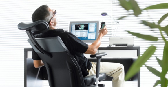 5 powodów, dla których warto zainwestować w wygodny i ergonomiczny fotel. Styl życia, LIFESTYLE - Ergonomiczne i wygodne krzesło do pracy biurowej uważane jest za duży wydatek firmy. Jest jednak jednym z najważniejszych mebli, który decyduje o wydajności pracowników.