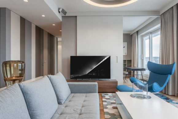 Zobacz jak wygląda gotowy penthouse w OVO Wrocław Styl życia, LIFESTYLE - Ma 120 mkw. powierzchni i tak samo przestronny taras, z jego okien rozciąga się spektakularna panorama miasta, a sypialnię od łazienki oddziela szyba o zmiennej przeźroczystości. To pierwszy penthouse wykończony w OVO Wrocław.