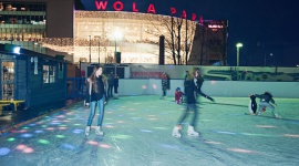 Lodowisko w Wola Parku idealne na ferie Styl życia, LIFESTYLE - Ferie zimowe zbliżają się wielkimi krokami! Wola Park zaprasza mieszkańców Warszawy na plenerowe lodowisko. Przed Centrum w okolicach fontanny czeka na nich aż 400 mkw. lodowej tafli, nastrojowe oświetlenie i muzyczny akompaniament.