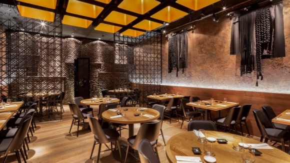 Wabu – Sushi & Japanese Tapas – nowy warszawski projekt autorstwa Roberta Majku Styl życia, LIFESTYLE - Restauracja Wabu – Sushi & Japanese Tapas mieszcząca się na parterze jednego z budynków Warsaw Spire przy Placu Europejskim, to kolejny udany projekt pracowni Robert Majkut Design. Atutem tego wnętrza jest klarowna kompozycja wnętrza, klimatyczne oświetlenie i subtelna aura.