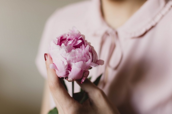 8 postanowień na 8 marca Styl życia, LIFESTYLE - Z okazji najbardziej kobiecego święta w roku – Dnia Kobiet – proponujemy, żebyś raz jeszcze, tym razem na spokojnie i bez akompaniamentu sylwestrowych fajerwerków, zastanowiła się nad tym, czego naprawdę potrzebujesz. Podsuwamy 8 pomysłów na wiosenne zmiany.