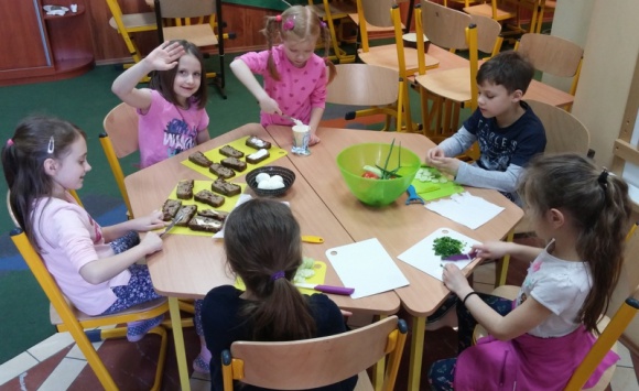 Kiermasz wielkanocny sposobem na szkolną integrację Styl życia, LIFESTYLE - Gliniane zajączki, gipsowe kurki, wianuszki, jajka z cekinów, ale też wyszukane wielkanocne przysmaki - a wszystko w wykonaniu kilkuletnich dzieci i ich nauczycieli. W Społecznej Szkole Podstawowej nr 11 trwa wielki wielkanocny kiermasz