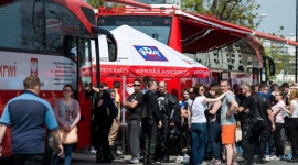 Motocykliści zachęcą do pomagania. Padnie rekord? Styl życia, LIFESTYLE - Wielka parada, legendarne pojazdy, pokazy ratownictwa medycznego, koncerty – to tylko kilka atrakcji, które zaplanowano na MotoKroplę w Magnolia Park. W ramach inauguracji sezonu motocyklowego miłośnicy jednośladów będą zachęcali do pomagania innym. Wstęp wolny.