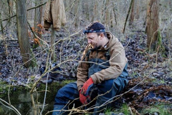 Bez telefonu, bez kontaktu. Komunikacja dla turysty i survivalowca Styl życia, LIFESTYLE - Latarka, kolorowe race, a nawet własne ciało mogą posłużyć do skutecznego komunikowania się fanom outdooru i survivalowcom. Prawidłowa sygnalizacja ułatwia porozumiewanie się grupie, ale potrafi też uratować życie.