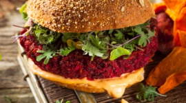 Wegetariańskie barbecue: Soczyście warzywne burgery z buraka Styl życia, LIFESTYLE - W czasach, gdy budki z burgerami wyrastają jak grzyby po deszczu i na każdym kroku kuszą nas coraz bardziej wymyślne mięsne specjały, warto poszukać lżejszych, choć podobnych w smaku alternatyw.