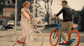 Nowa hulaj moda na ulicach miasta Styl życia, LIFESTYLE - Na ulicach i w parkach powoli rozgaszcza się wiosna. Chętniej spacerujemy i więcej czasu spędzamy na powietrzu. W tym roku ci, którzy chcą aktywnie zacząć sezon mają do dyspozycji nowy środek transportu.