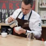 „Ekspresso” i „czarna kawa” – te błędy popełniają Polacy w kawiarni
